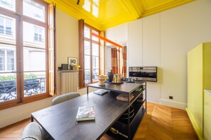 Eine moderne Küche mit einem Holztisch, einem eingebauten Ofen und großen Fenstern.