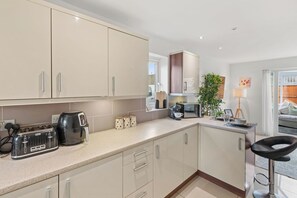 Microwave, oven, dishwasher - NEW! Stylish 3-Storey Townhouse | Free Parking (Bromborough)