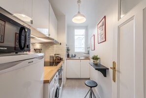 Kjøleskap, mikrobølgeovn, ovn og kaffetrakter/tekoker