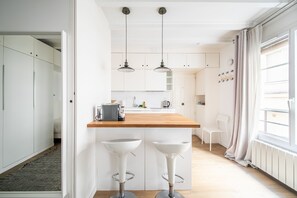 Kühlschrank, Ofen, Wasserkocher mit Kaffee-/Teezubehör, Toaster