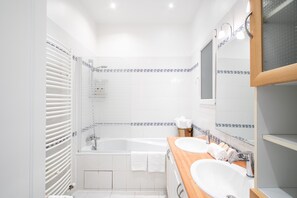 Hair dryer, towels - Grands Boulevards Family (Paris)