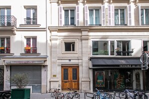 Exterior detail - Grands Boulevards Family (Paris)
