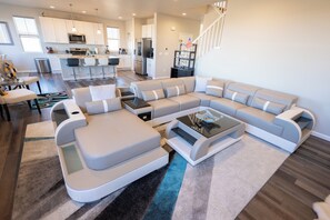 Smart TV, fireplace, video games - Pristine Modern Basecamp + Views (Westminster)