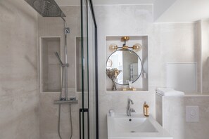 Hair dryer, towels - Marais République Family (Paris)