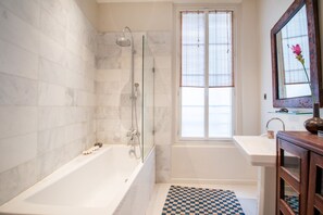 Hair dryer, towels - Marais Enfants Rouges (Paris)