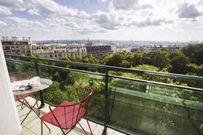 Outdoor dining - Buttes Chaumont Botzaris View (Paris)