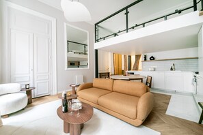 TV - Palais Royal Design - One Bedroom Apartment, Sleeps 5 (Paris)