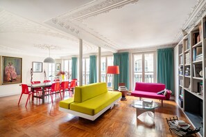 TV - Montmartre Home - Two Bedroom Apartment, Sleeps 3 (Paris)