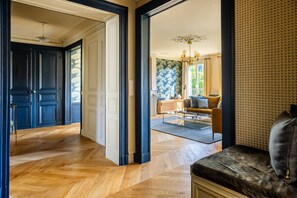 Interior - Canal Saint Martin Magenta (Paris)