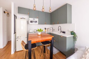 Fridge, microwave, oven, dishwasher - Belleville Studio - Studio Apartment, Sleeps 2 (Paris)