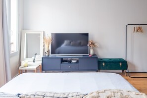 Free WiFi, bed sheets - Belleville Studio - Studio Apartment, Sleeps 2 (Paris)