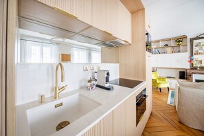 Fridge, oven, dishwasher, coffee/tea maker - Jardin du Luxembourg Design (Paris)