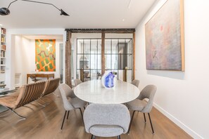 Dining - Île Saint Louis Luxury (Paris)