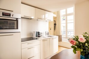 Kühlschrank, Mikrowelle, Ofen, Geschirrspüler