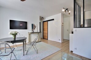 Dining - Trocadero Cosy - One Bedroom Apartment, Sleeps 2 (Paris)