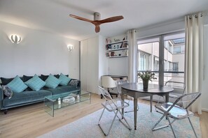 Interior - Trocadero Cosy - One Bedroom Apartment, Sleeps 2 (Paris)