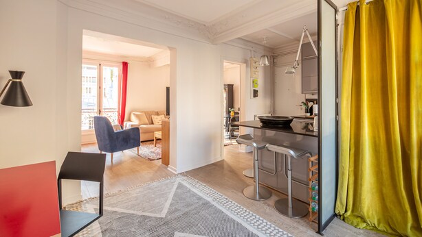 Eine moderne Wohnung mit Küche, Essbereich und Wohnzimmer.