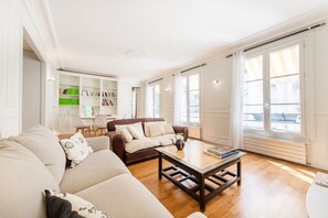 TV - Marais Saint Paul - Two Bedroom Apartment, Sleeps 6 (Paris)