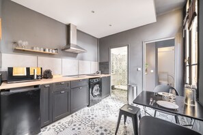Refrigerador, microondas, cafetera y tetera y utensilios de cocina 