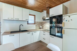 Fridge, microwave, oven, dishwasher - Casa Valicella - Maison climatisée proche plage (Santa-Lucia-di-Moriani)