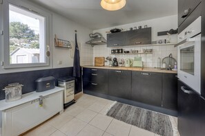 Fridge, microwave, oven, dishwasher