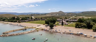 Serenity Now! | Ideal Beach, Hot Tub, Games, BBQ, Amazing Views!