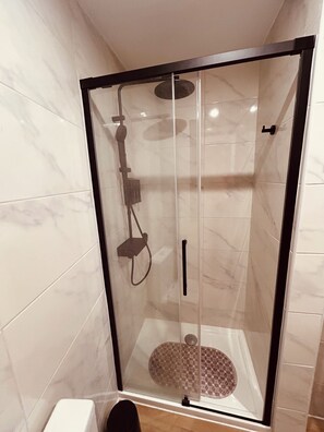 Shower, hair dryer, towels, soap - CASA DOCE - Rustic house in Corotelo (São Brás de Alportel)