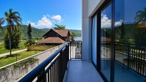 Ein Balkon mit Blick auf ein Haus und Berge.