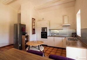 Stovetop, dishwasher, cookware/dishes/utensils - CASA-Sebastien villa provençale piscine jacuzzi (Draguignan)