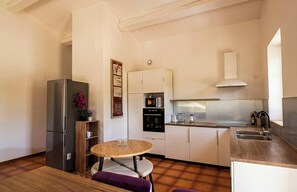 Stovetop, dishwasher, cookware/dishes/utensils - CASA-Sebastien villa provençale piscine jacuzzi (Draguignan)