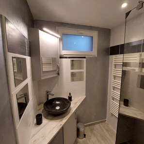 Dusche, Haartrockner, Handtücher, Seife