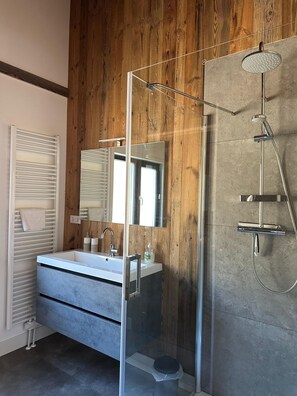 Dusche, Haartrockner, Handtücher, Seife