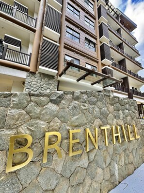 Ein mehrstöckiges Gebäude mit einer Steinfassade und dem Schriftzug 'BRENTHALL' in Goldbuchstaben.