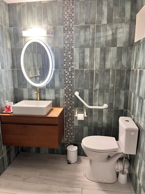Shower, towels, soap, toilet paper - Aurore des îles-F3- 2bedroom with jacuzzi and terrace (Le François)