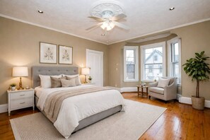 6 bedrooms, desk, WiFi - Hocus Pocus Hideaway on Salem Commons w/ Game Room (Salem)
