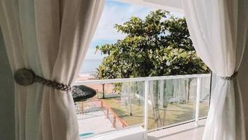 Suíte, sacada, vista para o jardim | Parte interna