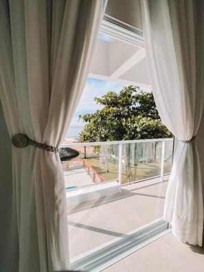 Suíte, sacada, vista para o jardim | Parte interna