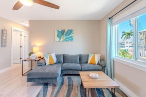 Ferienhaus, 2 Queen-Betten (The Shiloh - Side A) | Wohnbereich