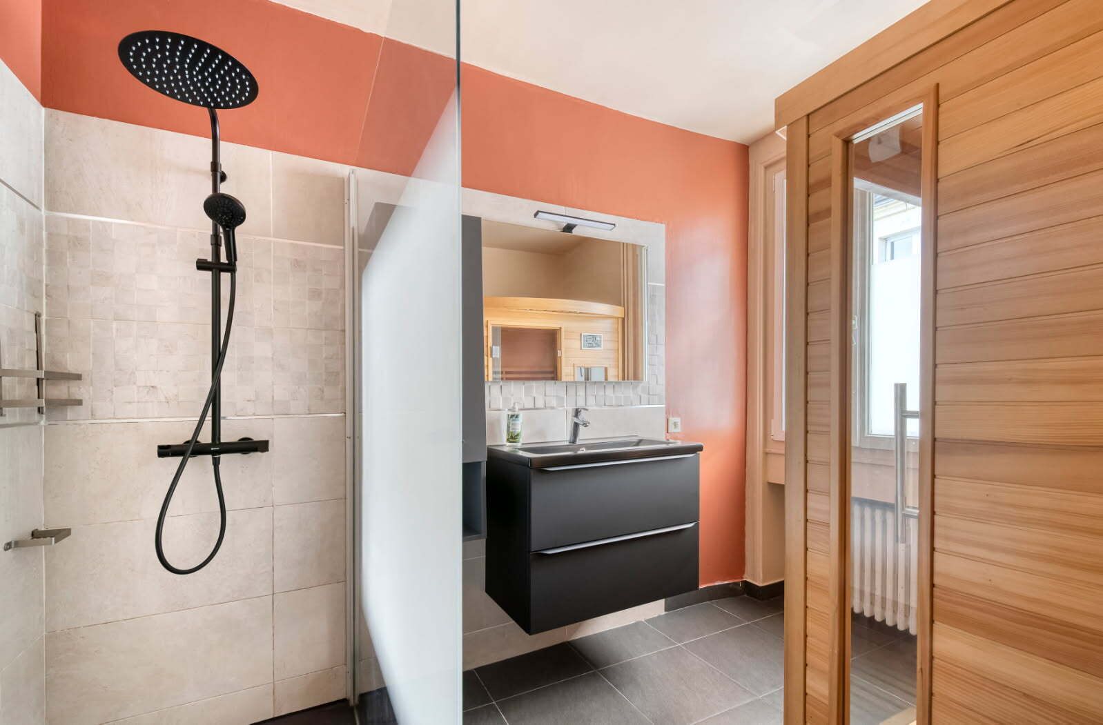 Douche, sèche-cheveux, serviettes fournies, savon