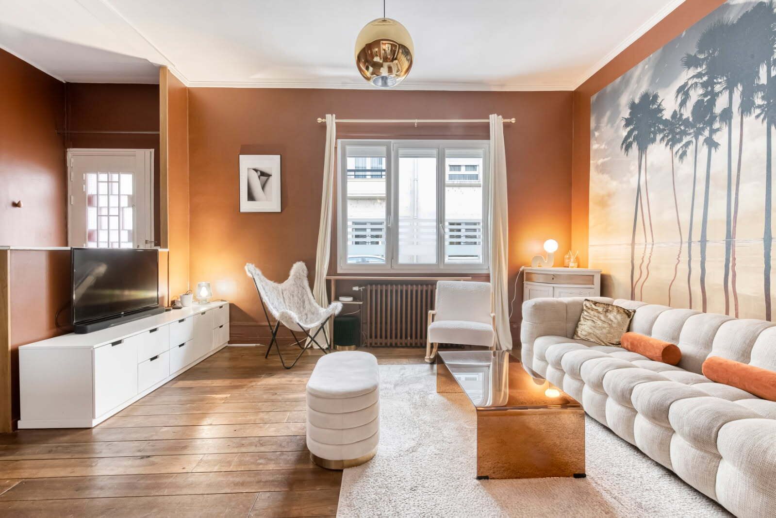 TV connectée, livres, chaîne hi-fi
