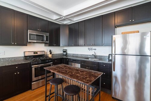 “Red” 2-bedrm Apt in Jenkintown w/Free Parking