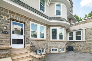 Exterior detail - “Red” 2-bedrm Apt in Jenkintown w/Free Parking (Jenkintown)