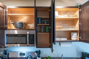 Kühlschrank, Mikrowelle, Ofen, Herdplatte