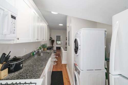 1 Bdrm Apt for Perfect Lil Getaway w/Free Parking