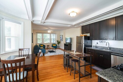 Cool “Blue” 2-bdrm Apt in Suburbs w/Free Parking