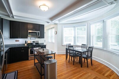 Cool “Blue” 2-bdrm Apt in Suburbs w/Free Parking
