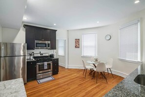 Fridge, microwave, oven, stovetop - Shop, Eat, Rest 1 bdrm Apt w/Onsite Free Parking (Jenkintown)