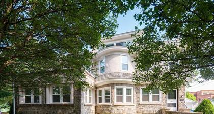 Shop, Eat, Rest 1 bdrm Apt w/Onsite Free Parking