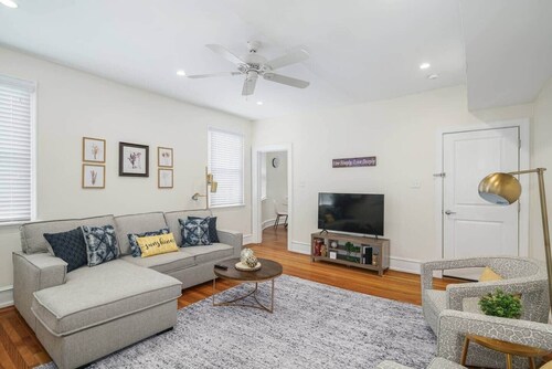 Shop, Eat, Rest 1 bdrm Apt w/Onsite Free Parking