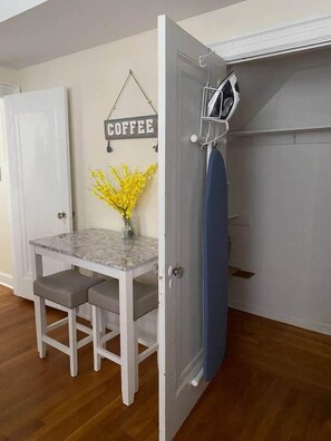 Dining - Shop, Eat, Rest 1 bdrm Apt w/Onsite Free Parking (Jenkintown)